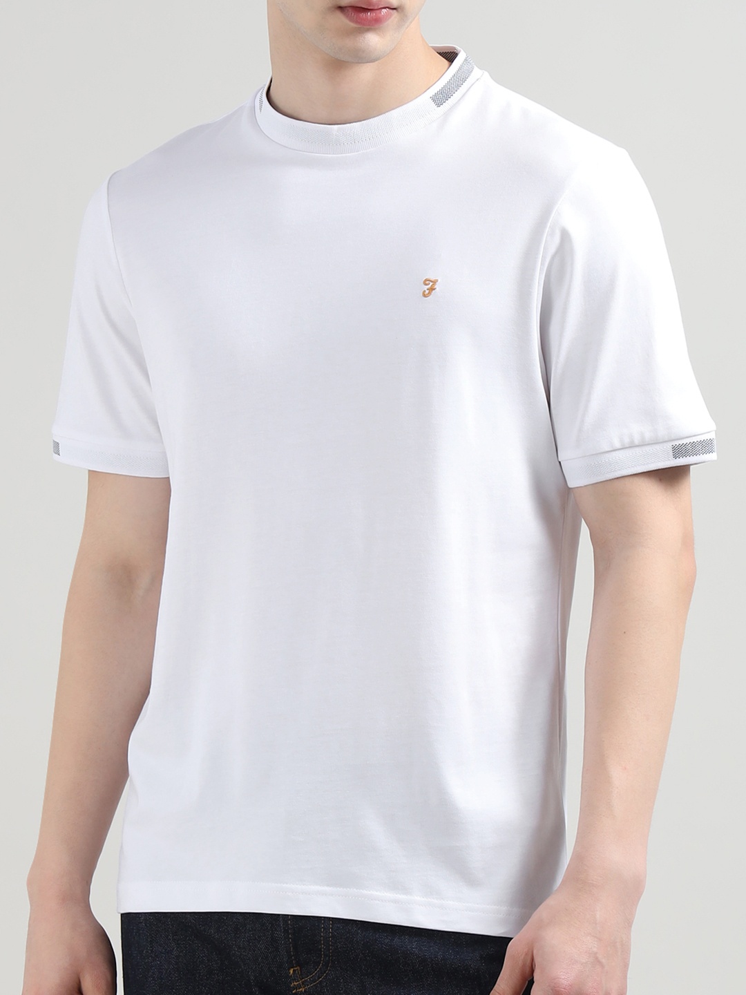 

Farah Men Solid Round Neck Cotton T-shirt, White