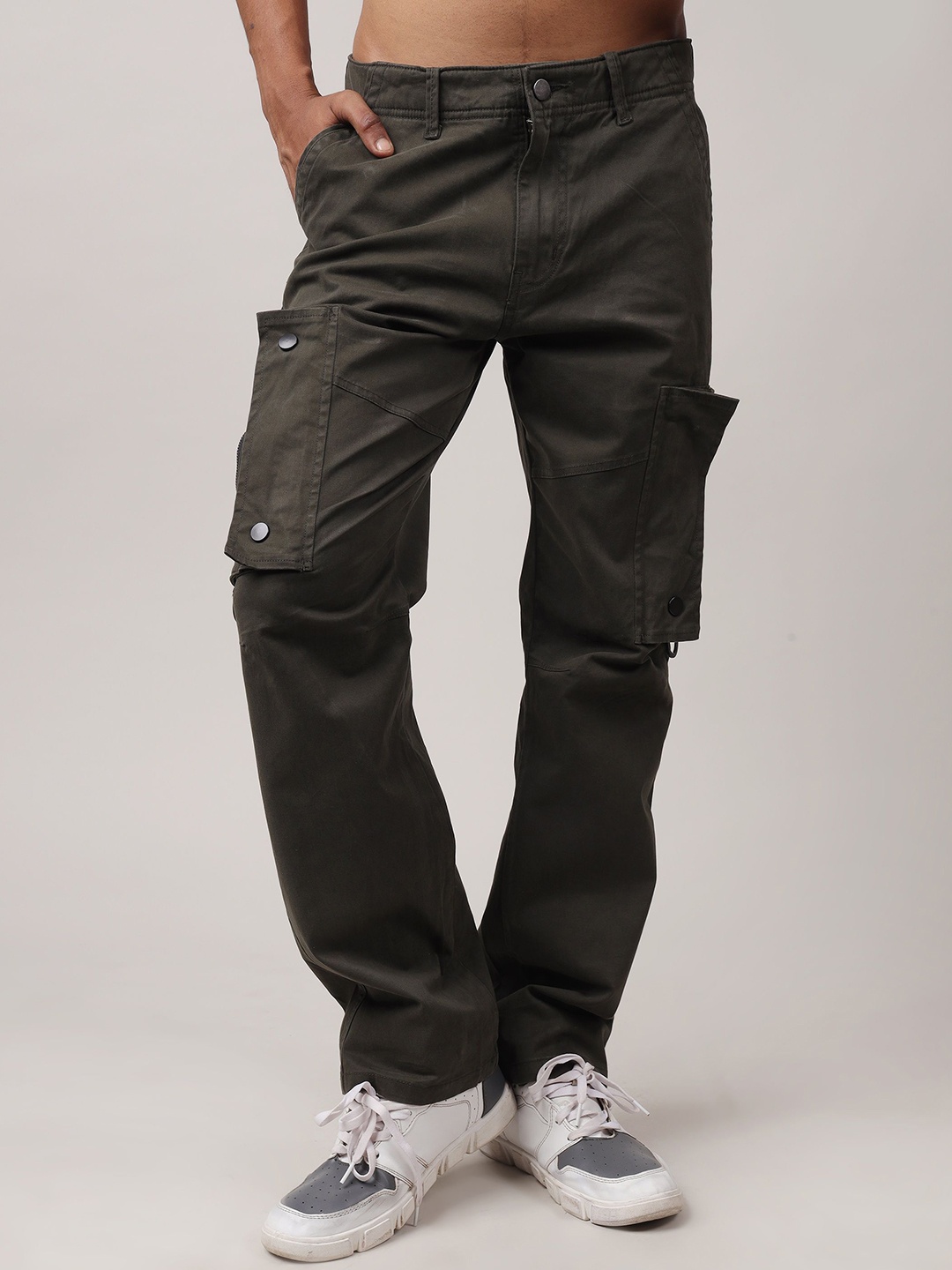 

MMXXII Men Cotton Relaxed Straight Leg Low-Rise Regular Fit Cargos Trousers, Olive