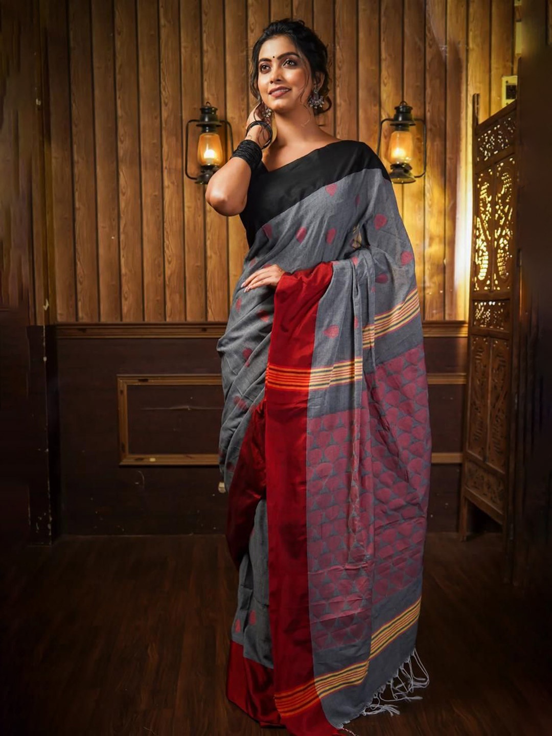

Ruuprekha Woven Design Pure Cotton Saree, Grey