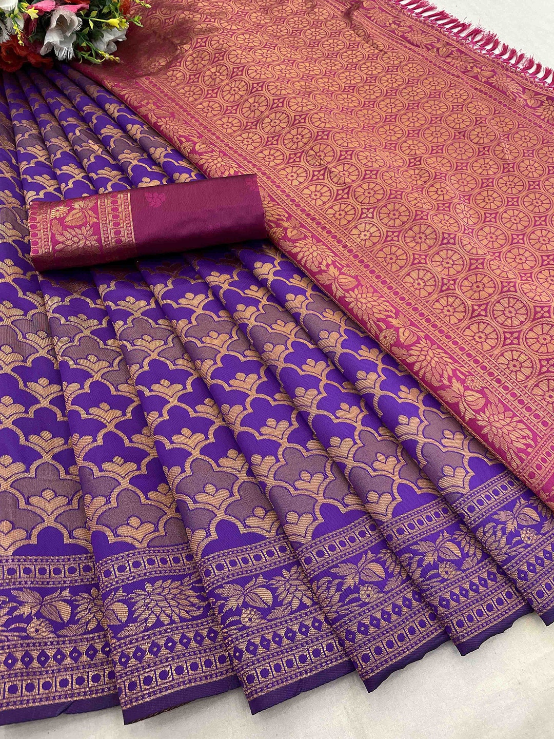 

DIVASTRI Woven Design Zari Banarasi Saree, Purple