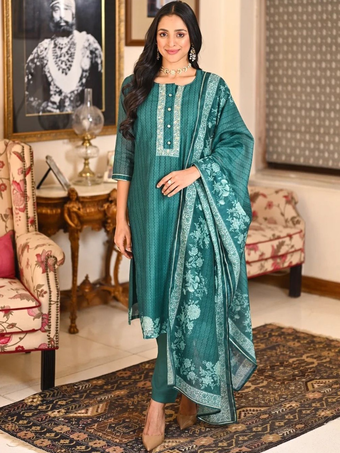 

Wedani Geometric Printed Round Neck Straight Kurta With Trousers & Dupatta, Green