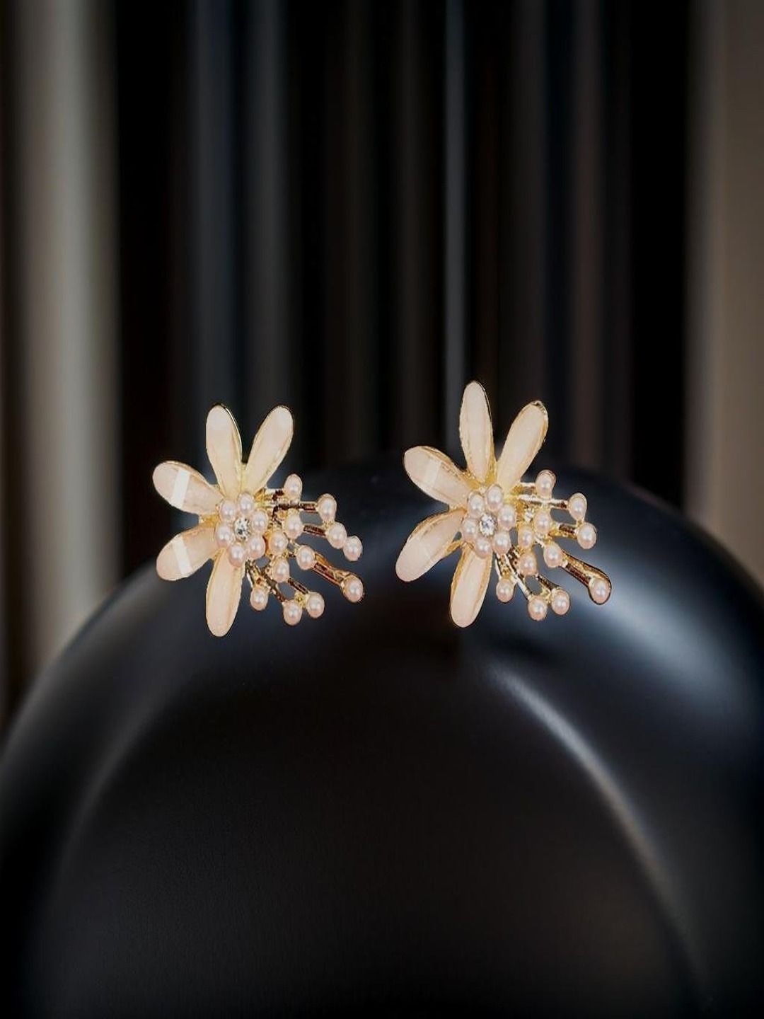 

DIVASTRI Contemporary Studs Earrings, Gold