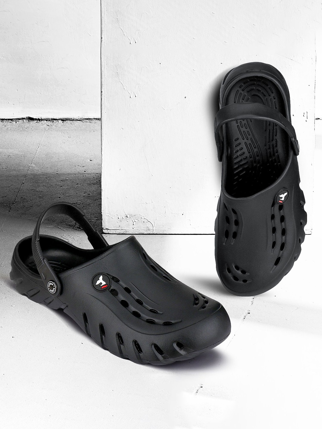 

DRACKFOOT Men Clogs, Black