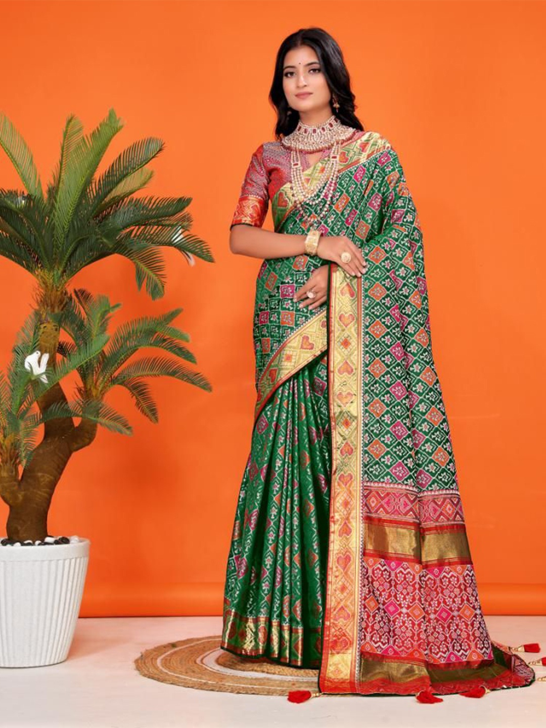 

jayant creation Bandhani Zari Pure Silk Designer Patola Saree, Green