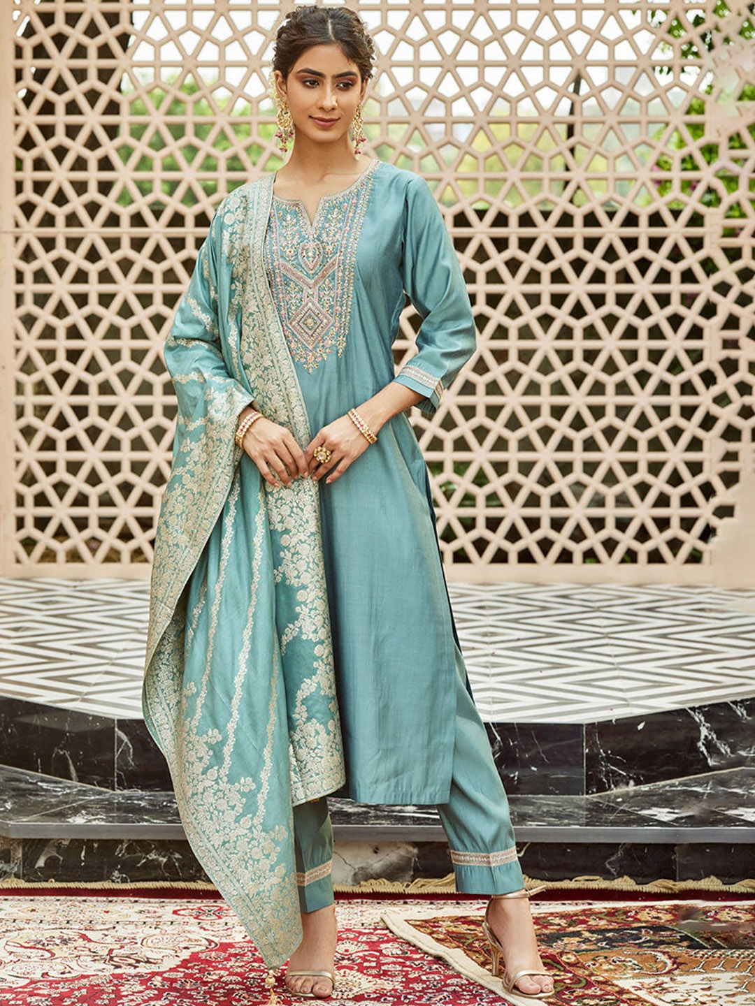 

Divyadham Textiles Women Paisley Embroidered Regular Thread Work Chanderi Silk Kurta with Pyjamas & With, Turquoise blue