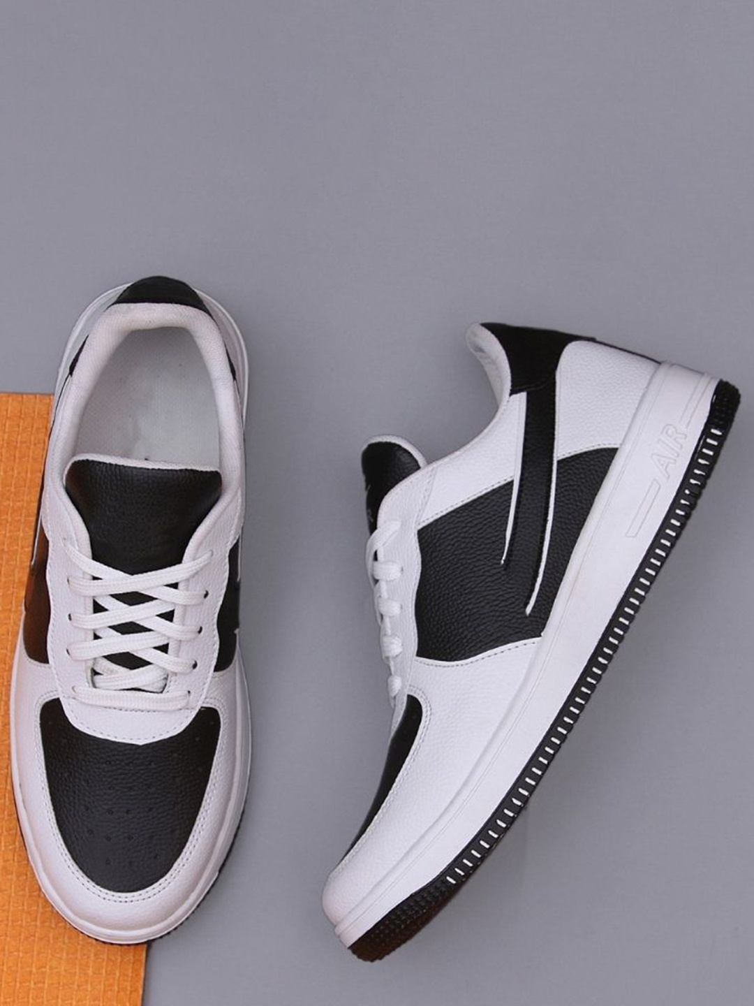 

Woyak Men Striped Sneakers, Black