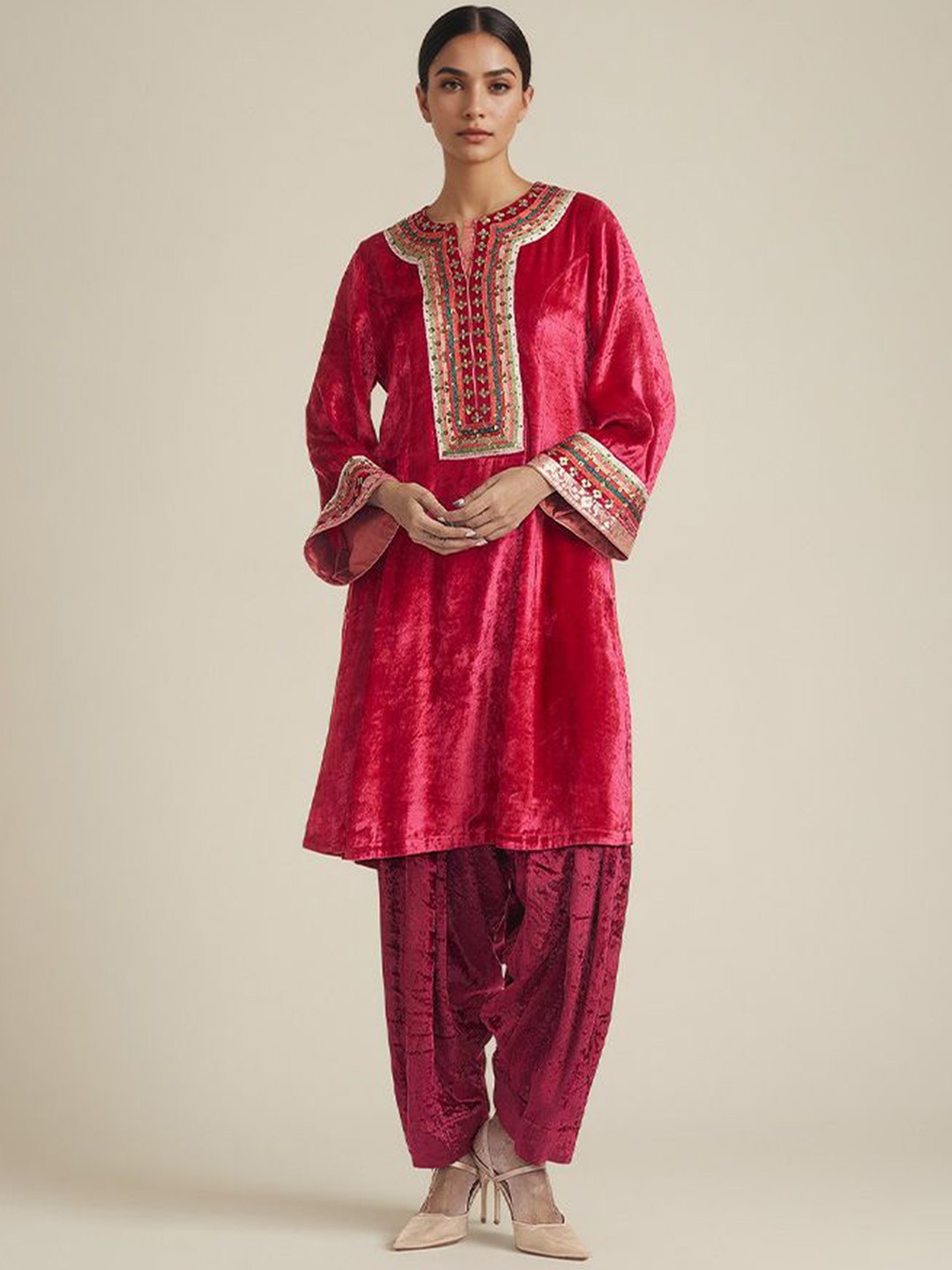 

SAUNDH Women Ethnic Motifs Embroidered Regular Sequinned Velvet Kurta with Trousers, Maroon
