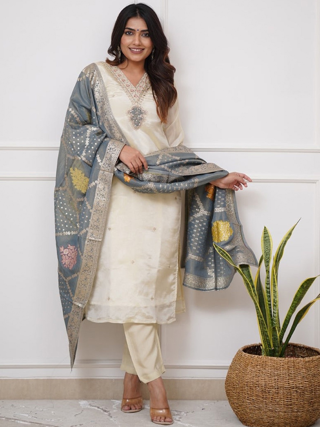 

Divyadham Textiles Women Ethnic Motifs Embroidered Regular Thread Work Chanderi Silk Kurta with Pyjamas &, Off white