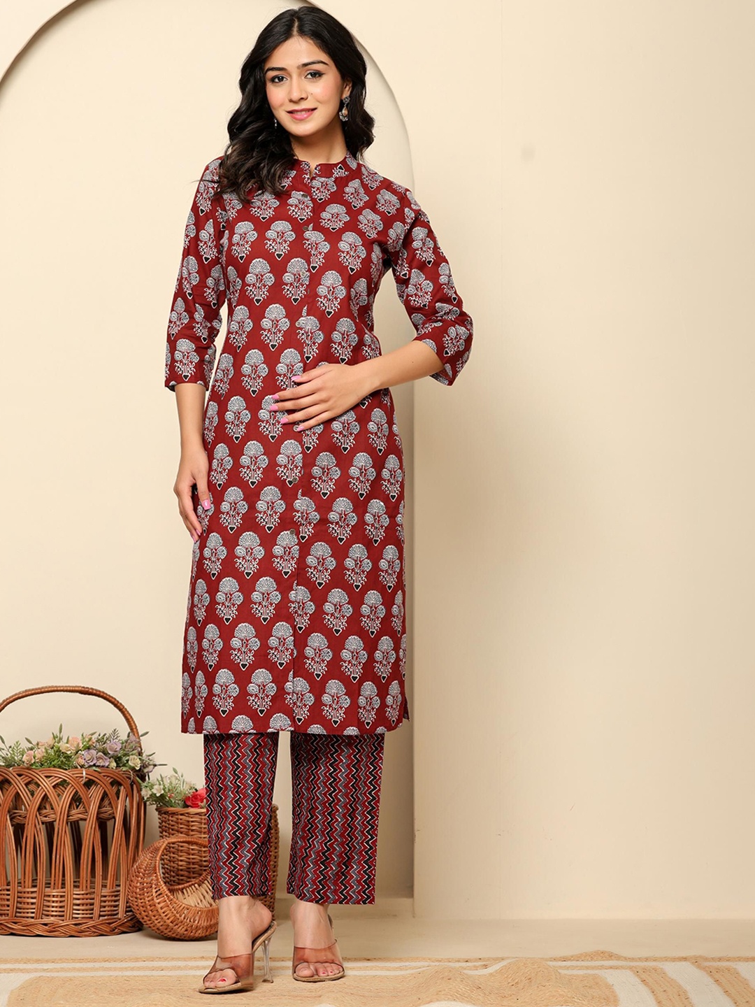 

Ragavi Women Floral Printed Regular Pure Cotton Kurta with Trousers, Maroon