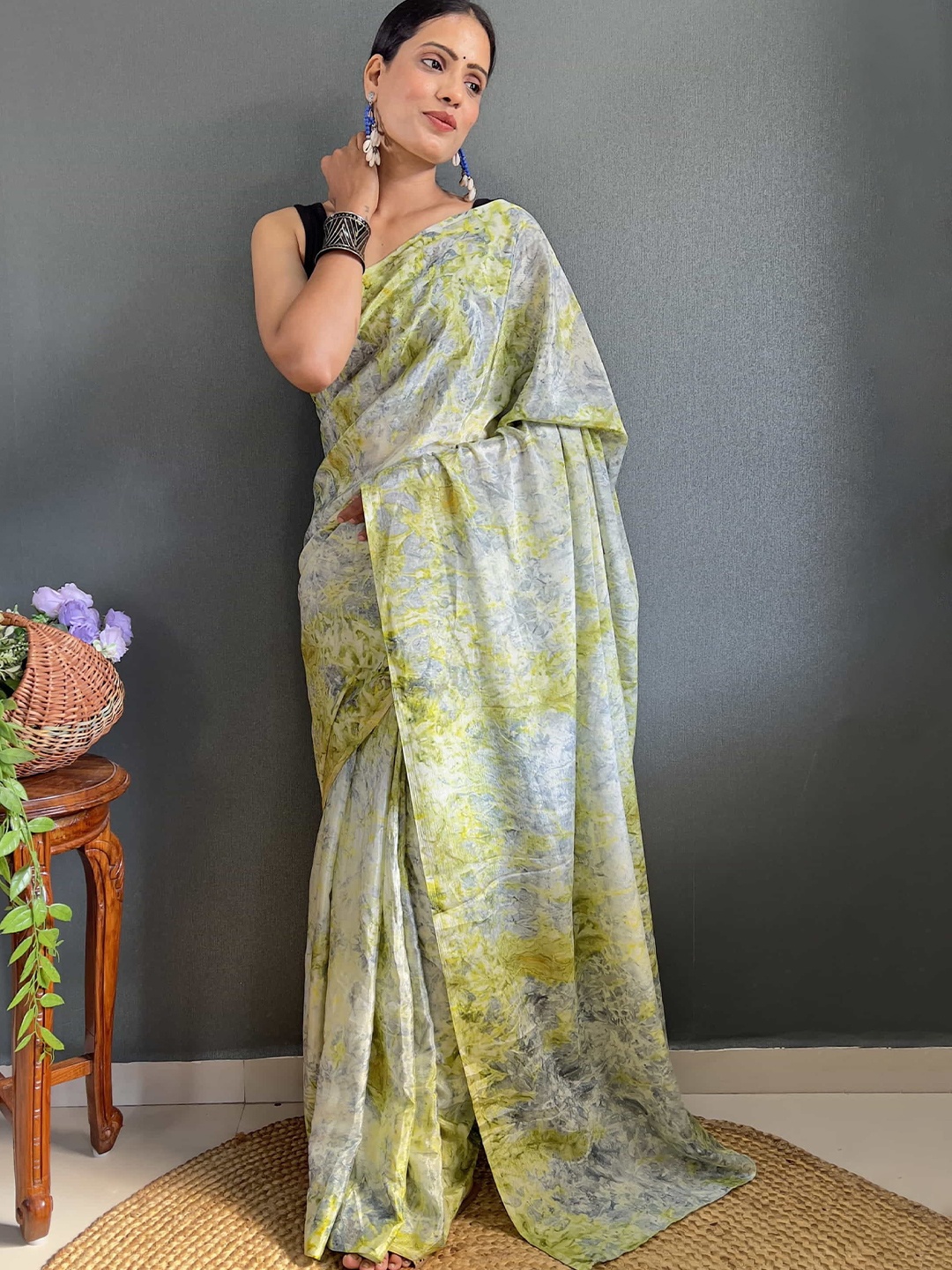 

HERE&NOW Floral Pure Chiffon Ready to Wear Jamdani Saree, Green