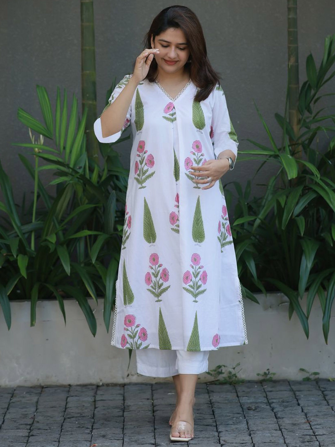 

GoSriKi Women Floral Printed Regular Kurta with Palazzos, White