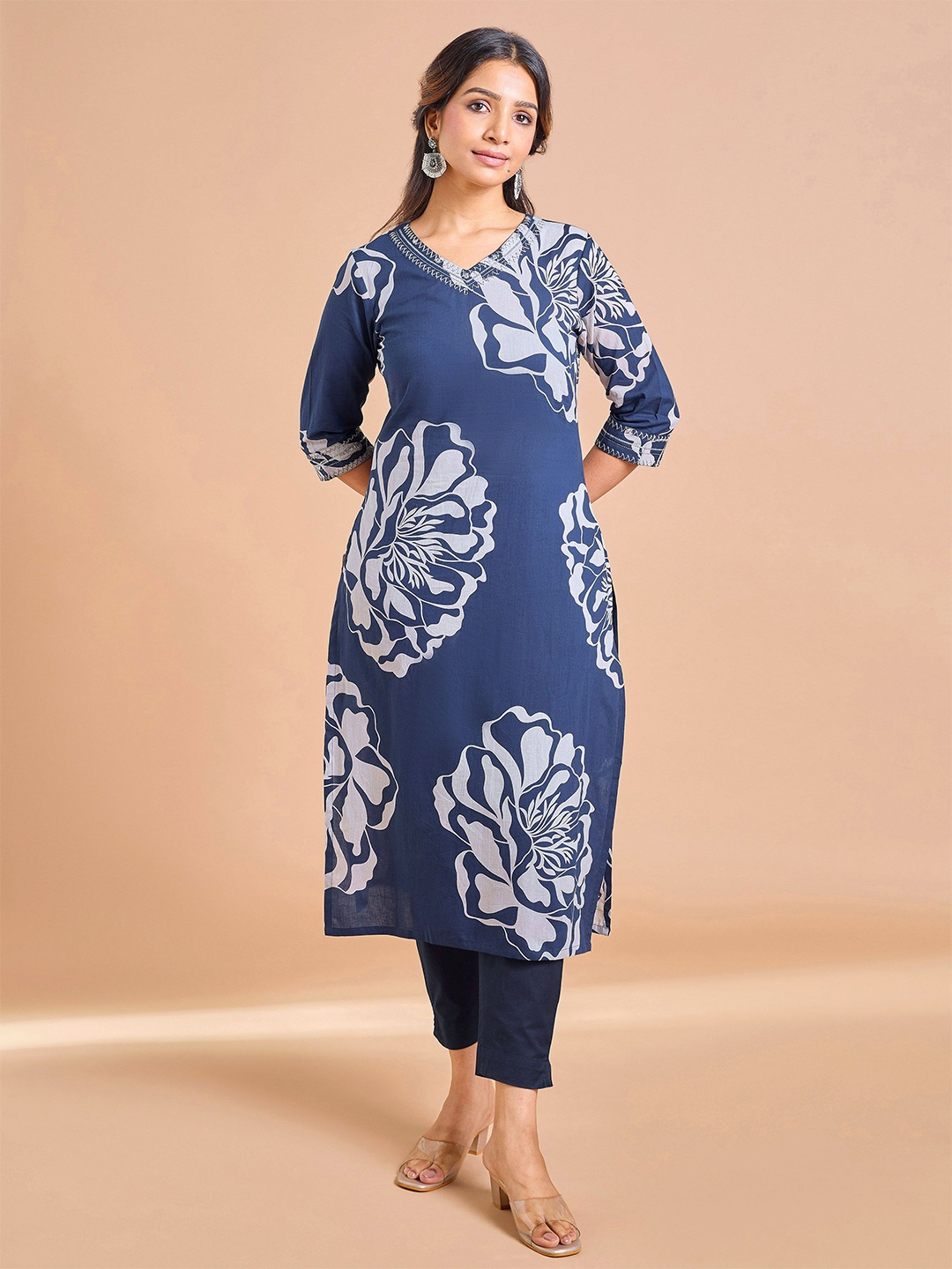 

Vismay Floral Printed Thread Work Kurta, Blue