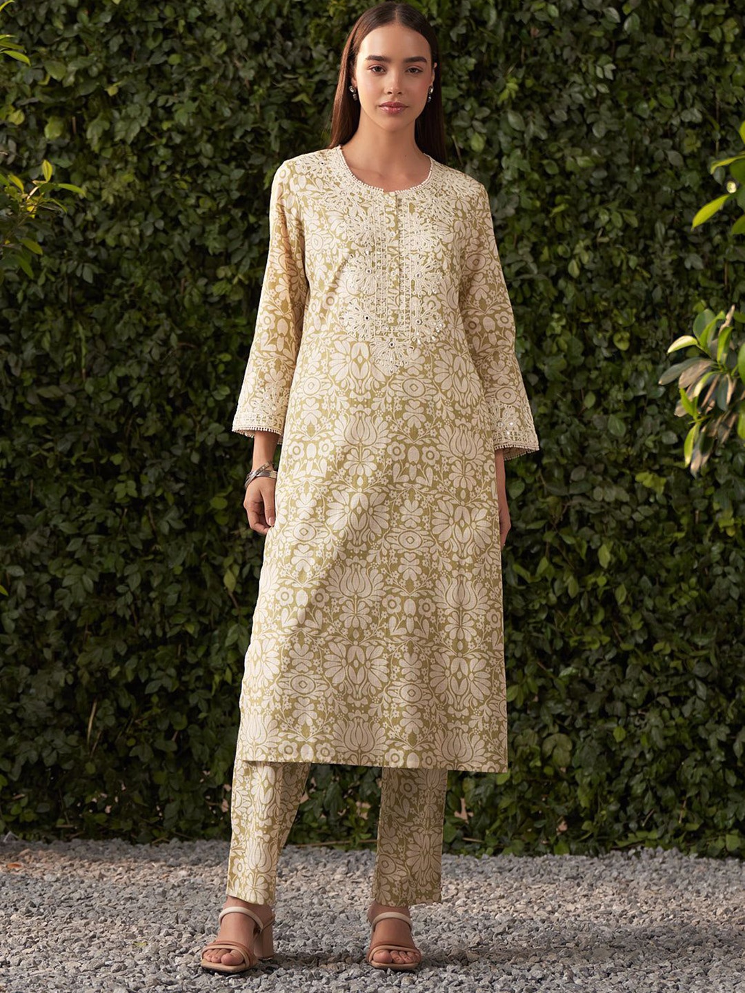 

Lakshita Women Floral Printed Regular Thread Work Linen Kurta with Trousers, Green
