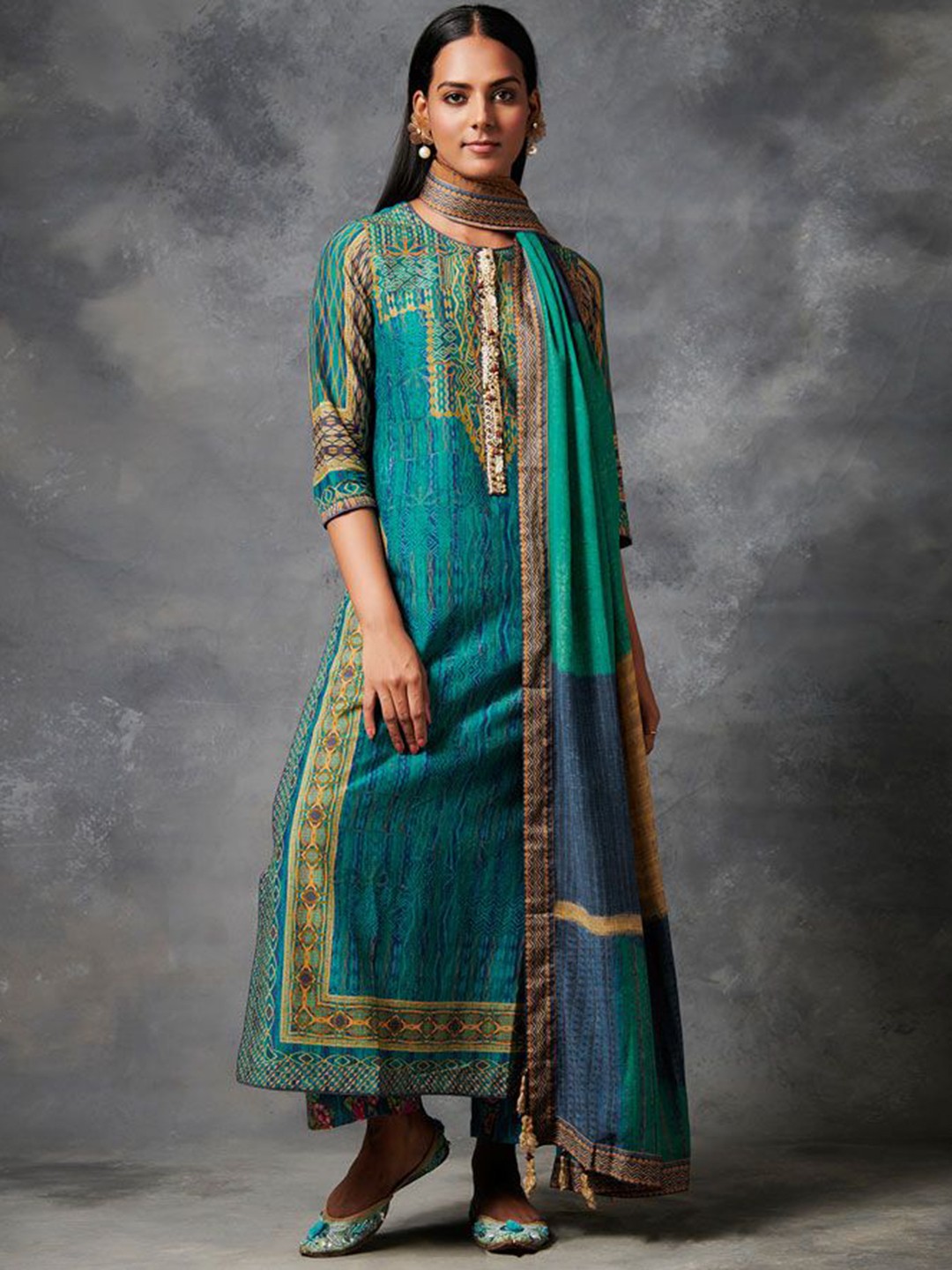 

SAUNDH Floral Printed Round Neck Straight Kurta With Trouser & Dupatta, Green