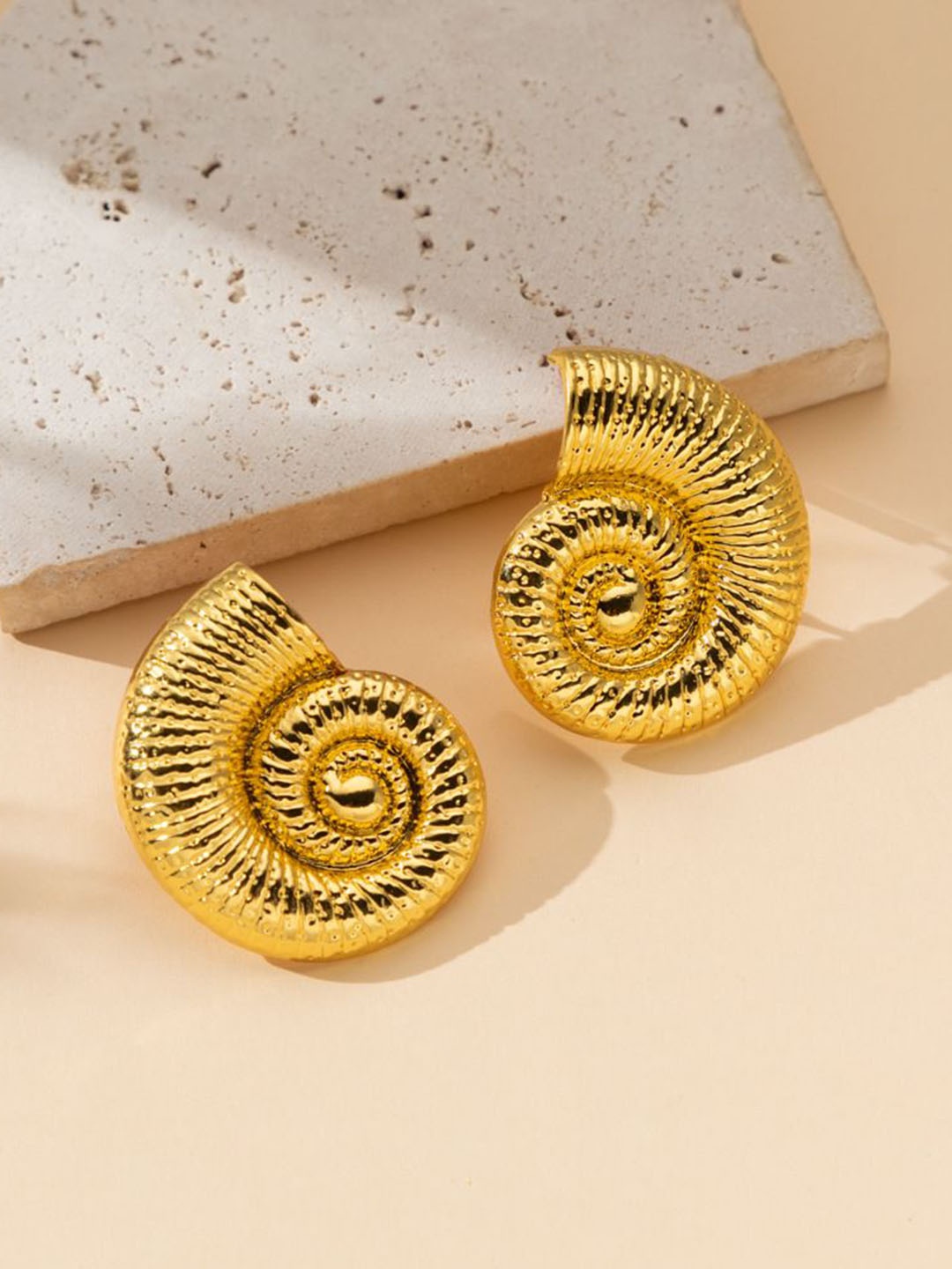 

DressBerry Crescent Shaped Studs Earrings, Gold