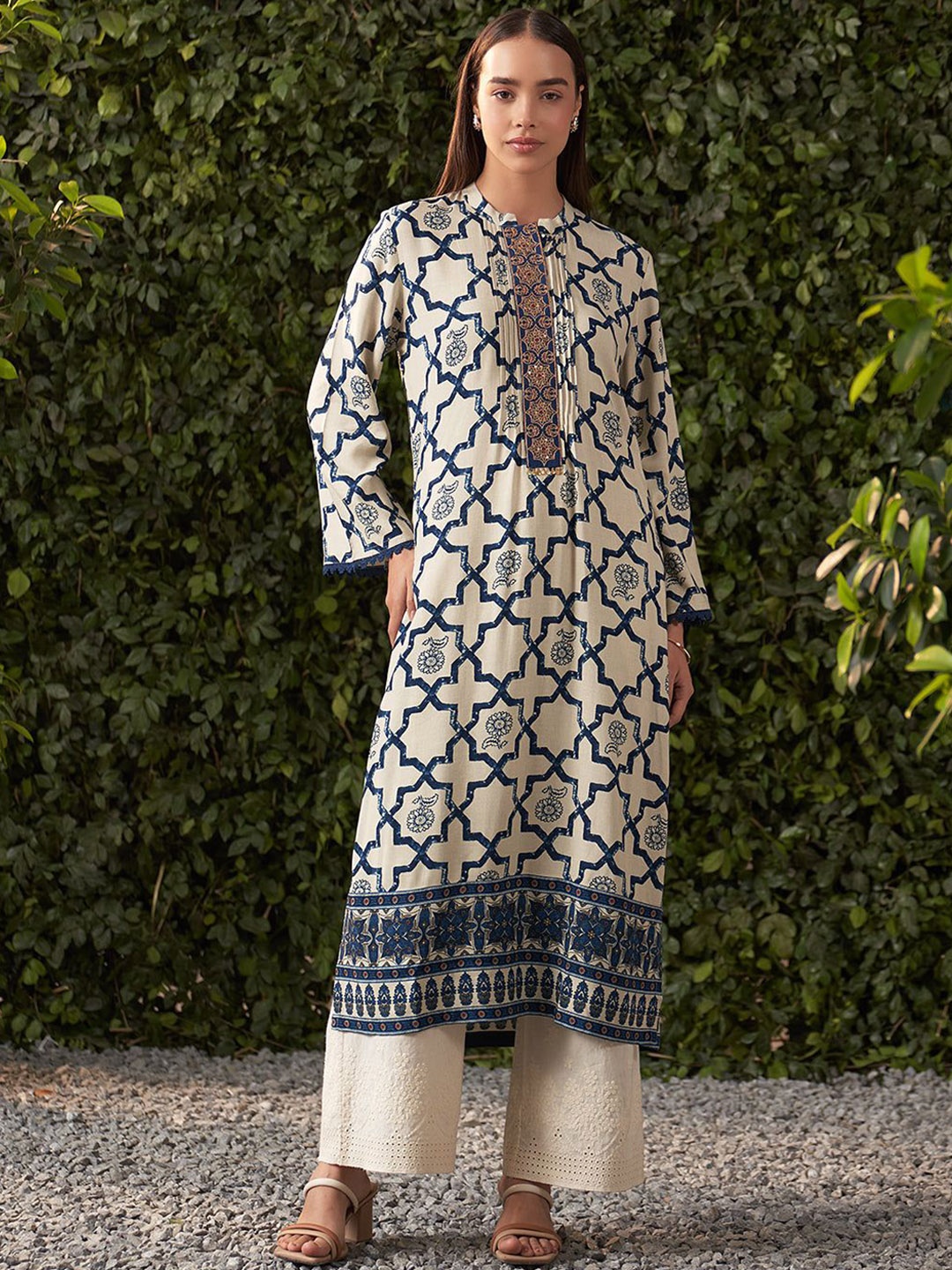 

Lakshita Women Paisley Printed Bell Sleeves Kurta, Navy blue