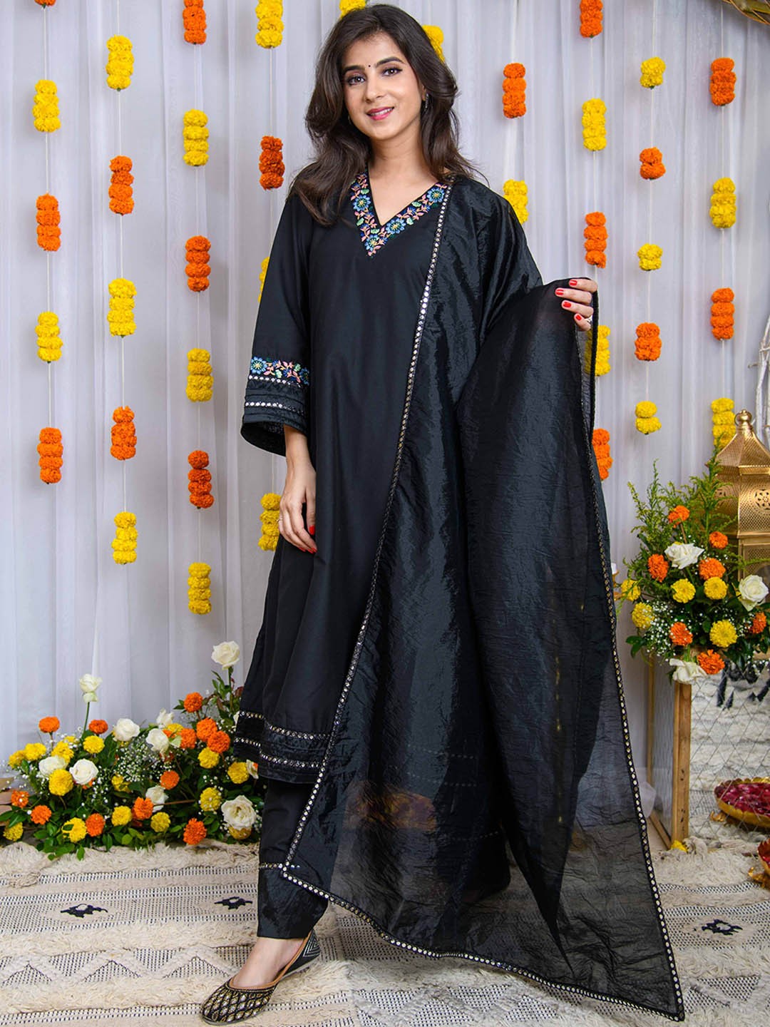 

Label Shaurya Sanadhya Women Floral Embroidered Regular Thread Work Pure Silk Kurta with Salwar & With, Black
