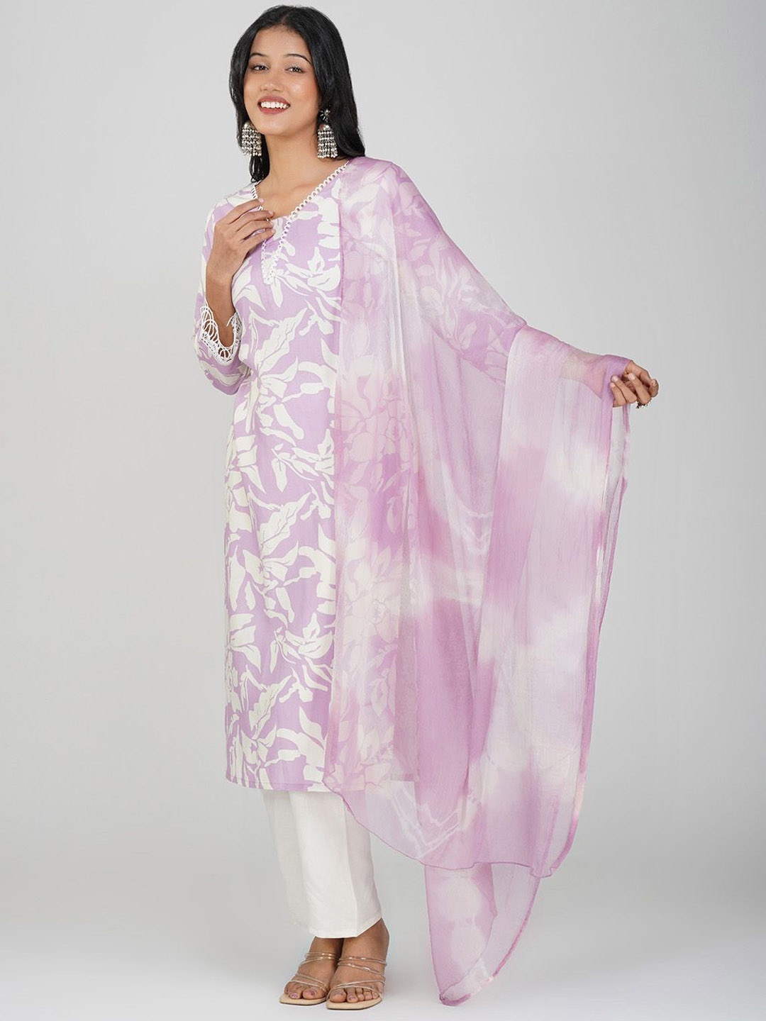 

Charitra Women Floral Printed Regular Kurta with Trousers & With Dupatta, Lavender
