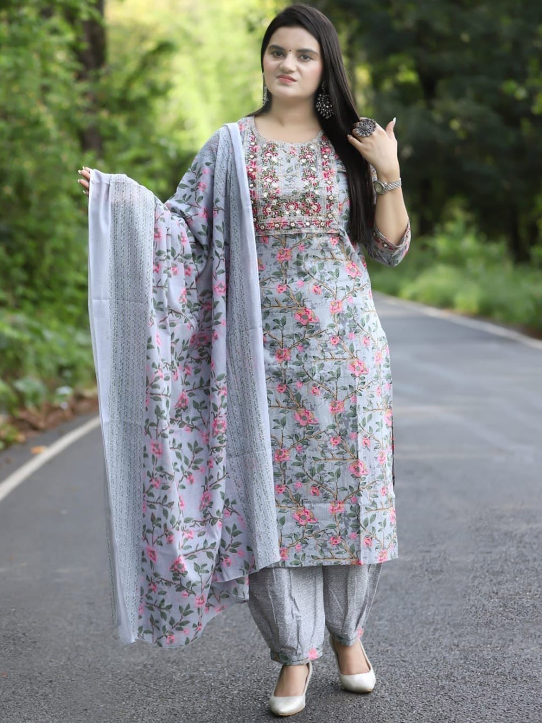 

BAESD Women Floral Embroidered Regular Kurta with Salwar & With Dupatta, Grey