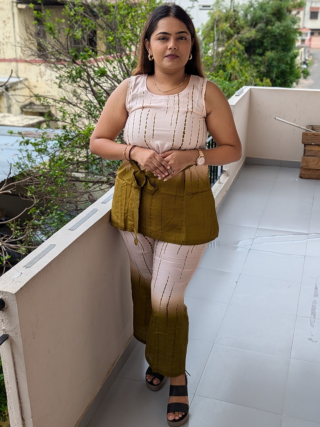

Swarna Akriti Dyed Sleeveless Top With Trouser Co-Ords, Green