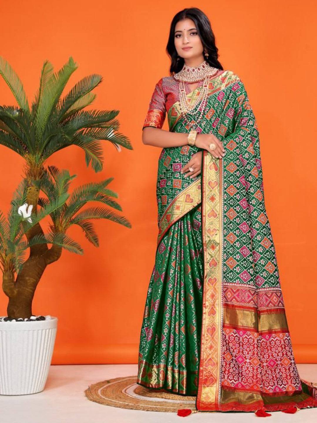 

AKSH FASHION Bandhani Zari Pure Silk Patola Saree, Green