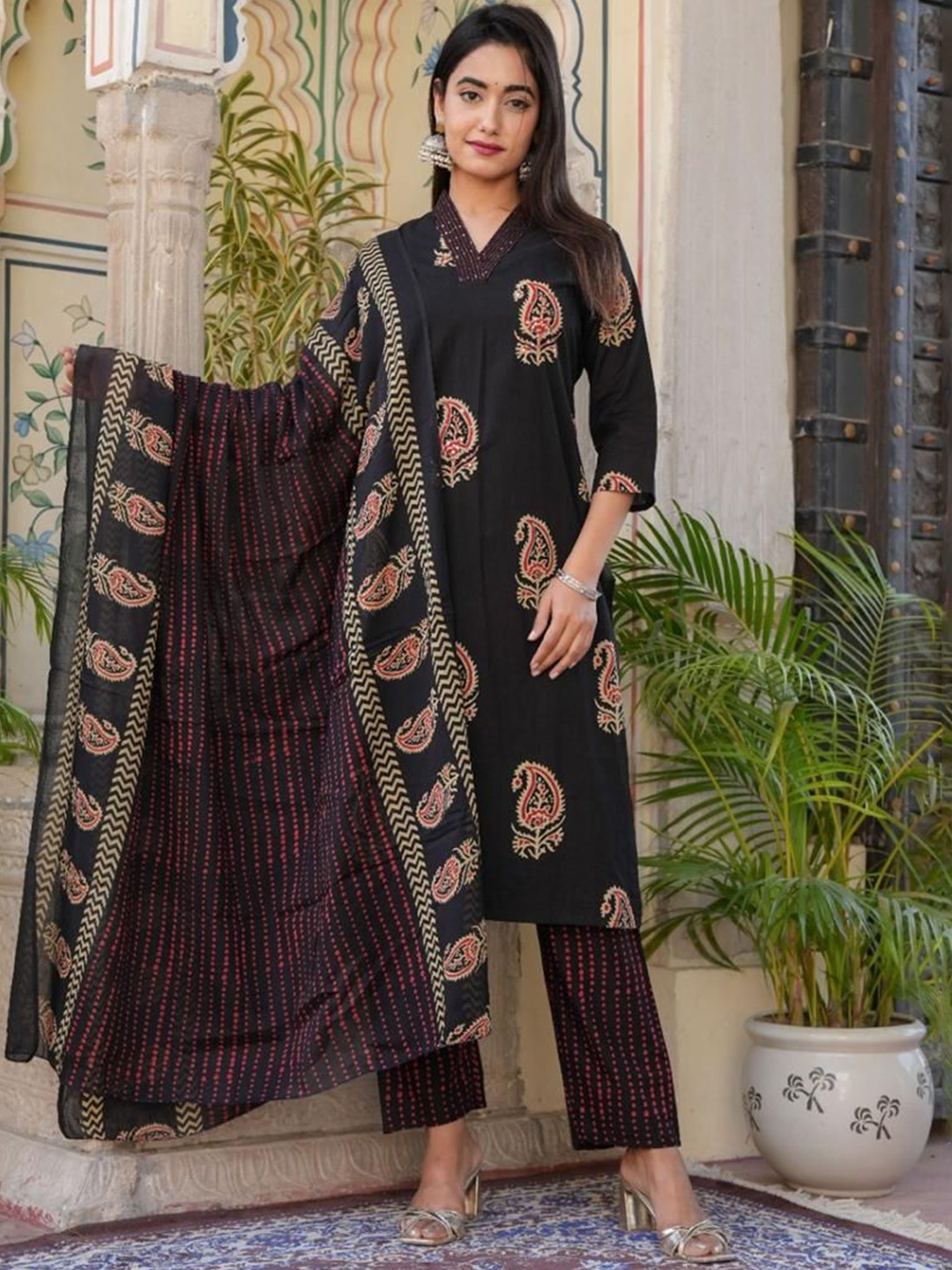 

DARVIKAA COLLECTION Women Ethnic Motifs Printed Regular Pure Cotton Kurta with Trousers & With Dupatta, Black