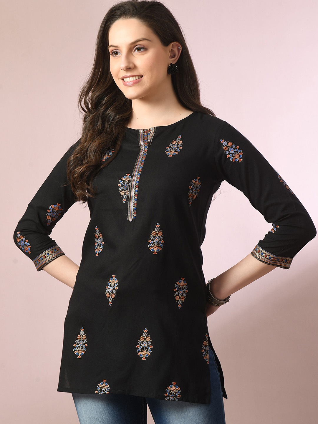 

ANNSH APPAREL Women Floral Printed Gotta Patti Floral Kurta, Black