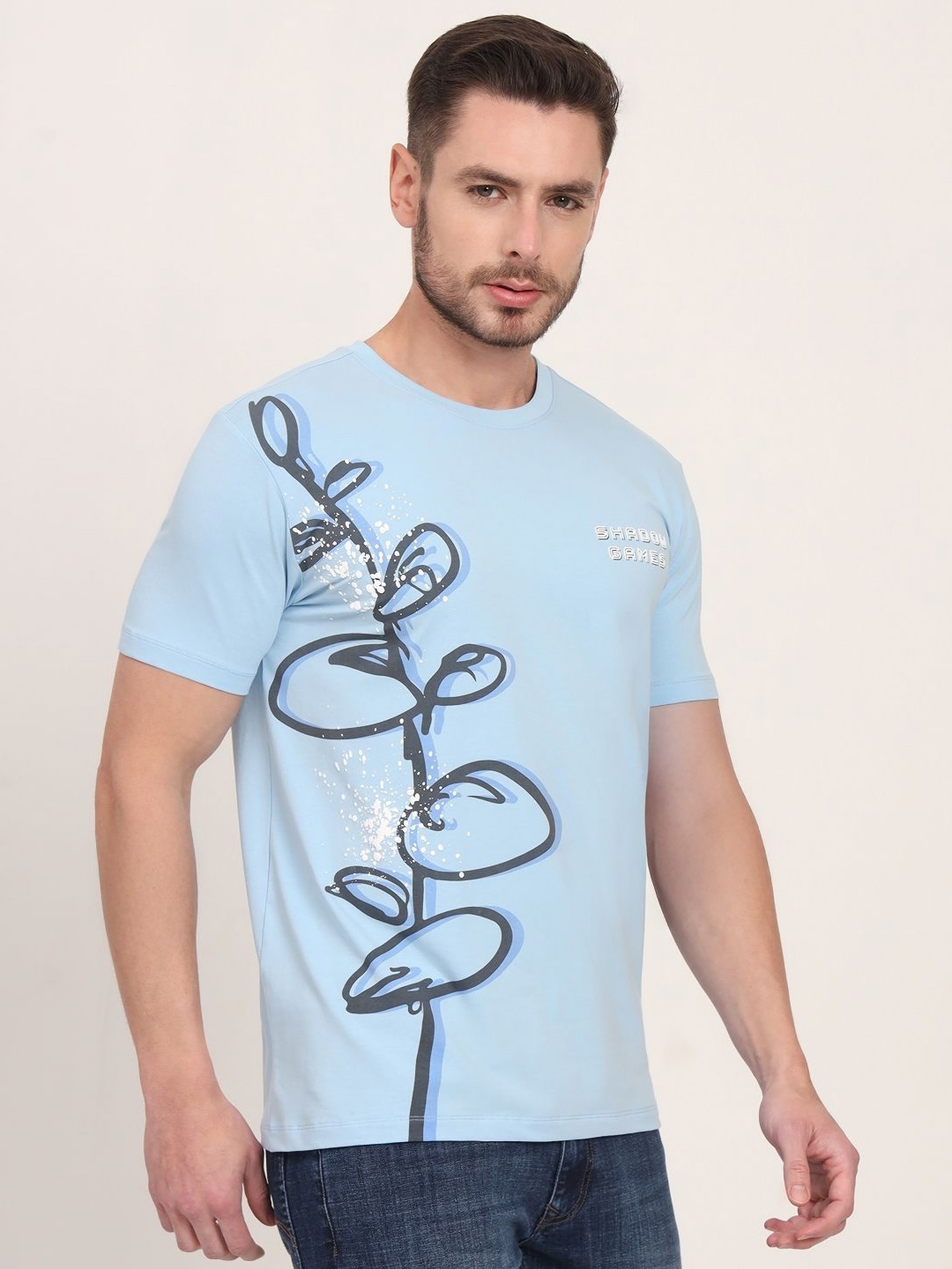 

JADE BLUE Men Printed Applique Slim Fit T-shirt
