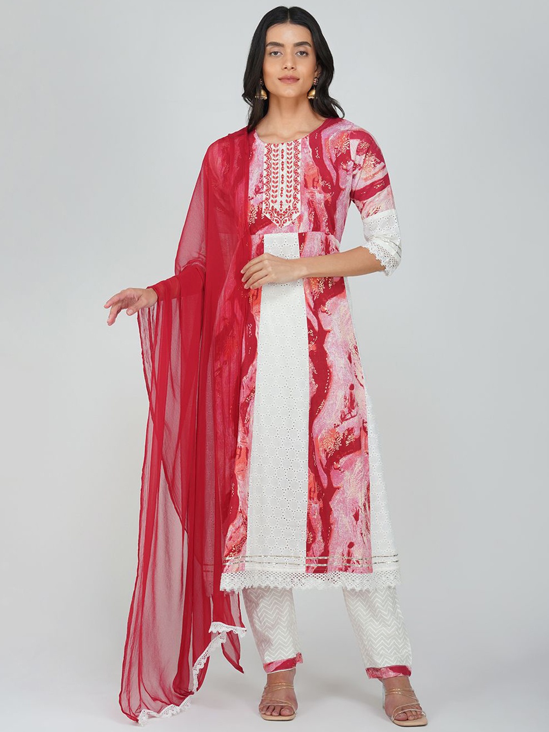

Charitra Women Floral Printed Regular Kurti with Trousers & With Dupatta, Pink
