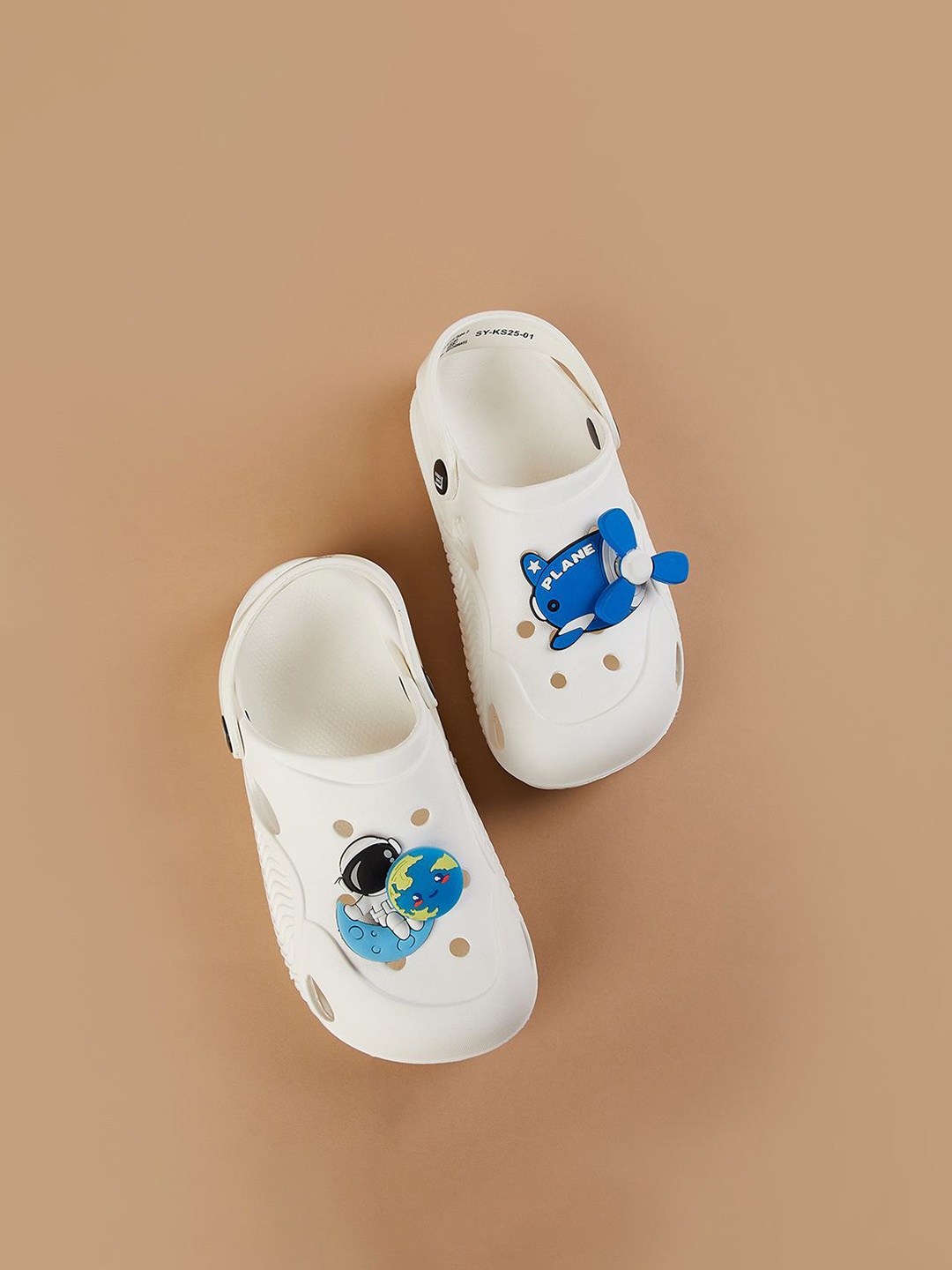 

Fame Forever by Lifestyle Boys Clogs, White
