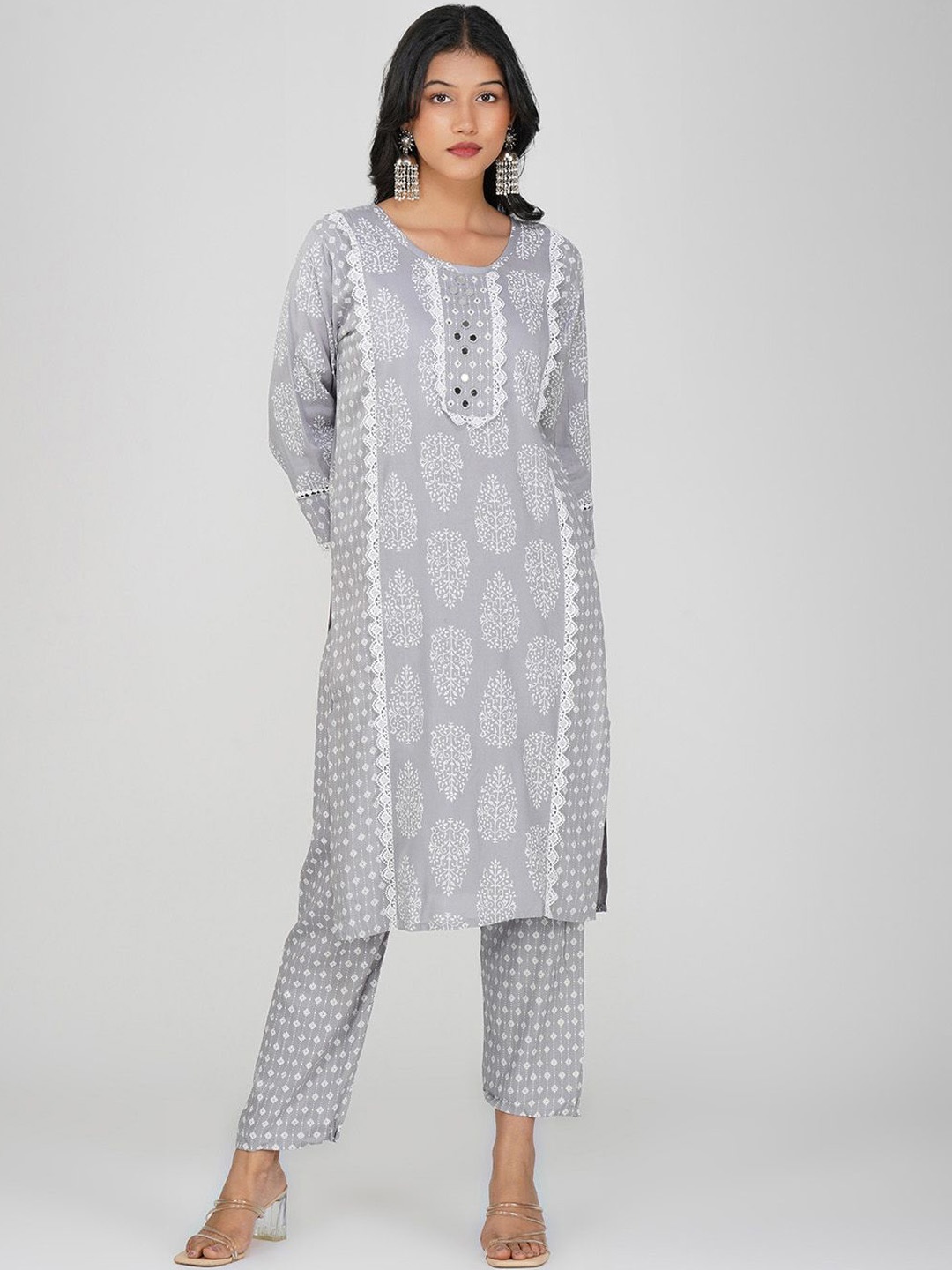 

Charitra Women Floral Printed Regular Kurti with Trousers & With Dupatta, Grey
