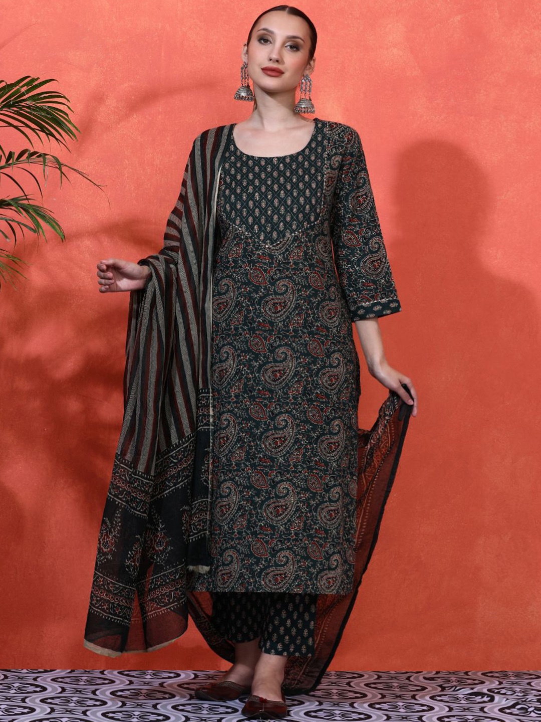 

Sangria Floral Printed Straight Pure Cotton Kurta With Trousers & Dupatta, Black