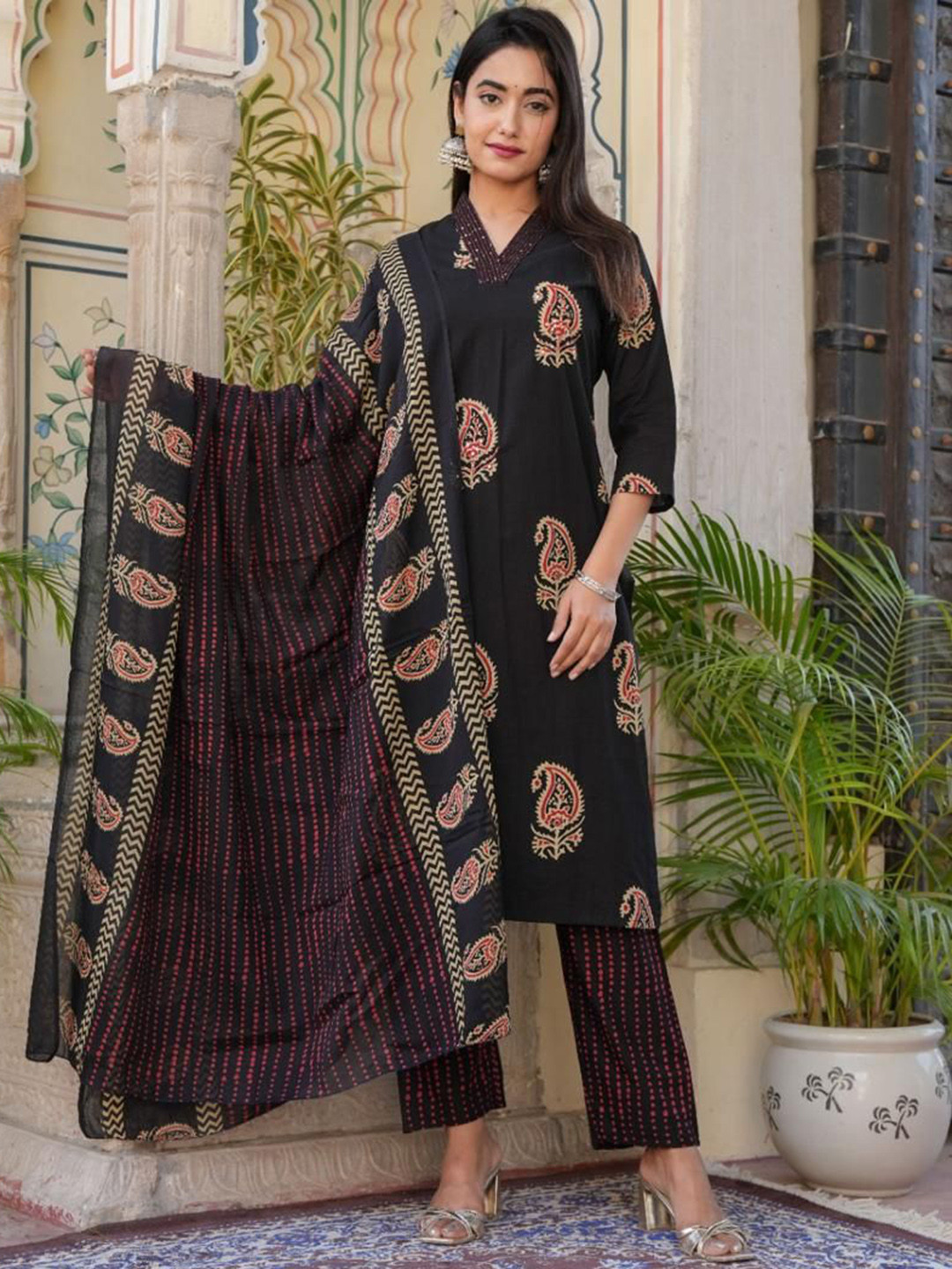 

KALINI Women Floral Printed Regular Pure Cotton Kurta with Trousers & With Dupatta, Black