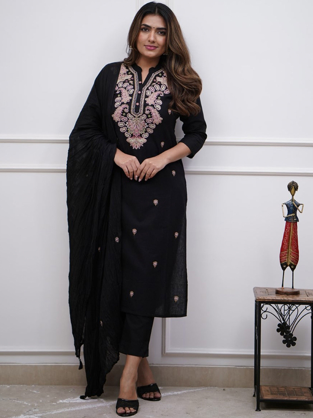 

Divyadham Textiles Women Paisley Embroidered Regular Thread Work Chanderi Silk Kurta with Pyjamas & With, Blue