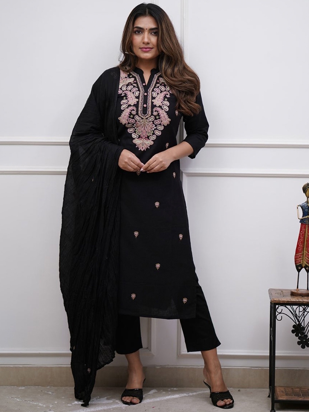 

Divyadham Textiles Women Paisley Embroidered Regular Thread Work Chanderi Silk Kurta with Pyjamas & With, Black