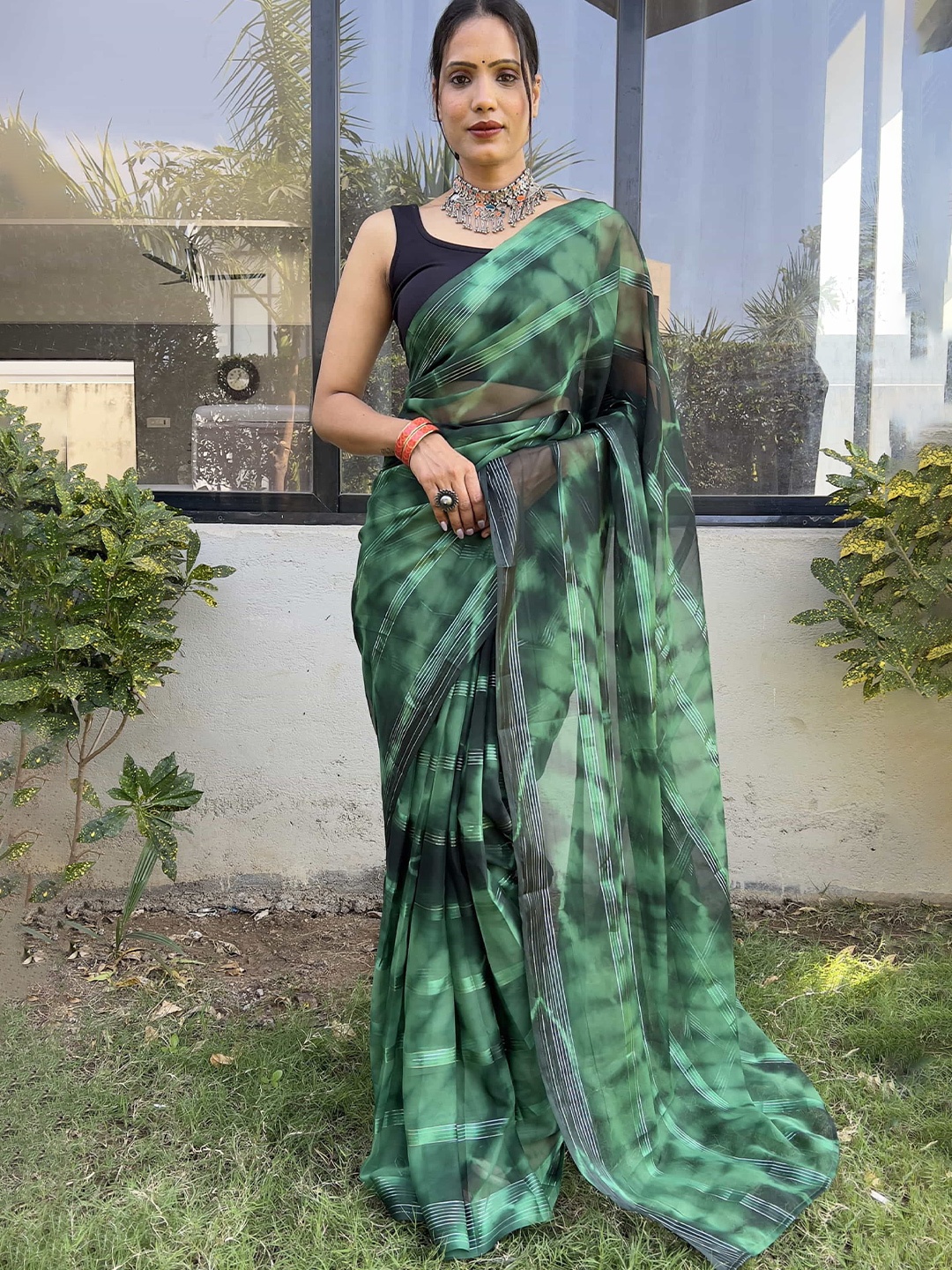 

HERE&NOW Tie and Dye Pure Georgette Ready to Wear Jamdani Saree, Green