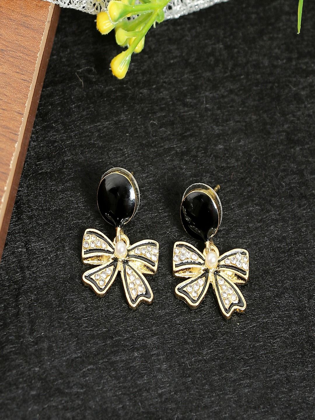 

DIVASTRI Contemporary Studs Earrings, Black