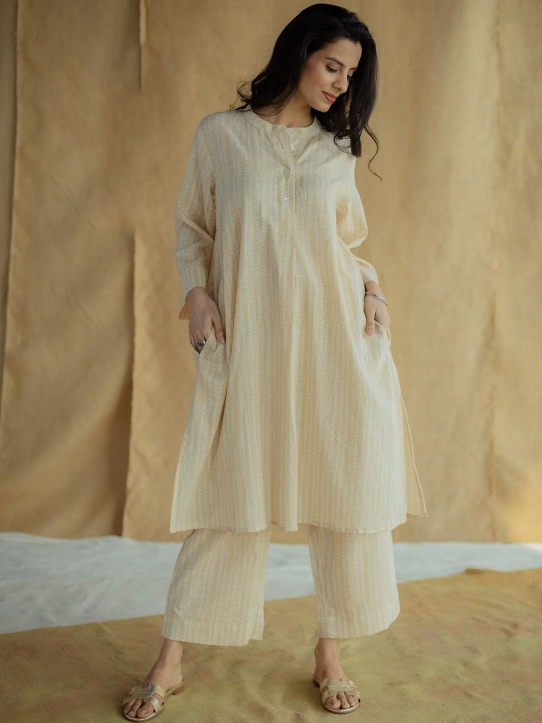 

THE INDIAN ETHNIC CO Cream Loose Slub Cotton Kurta