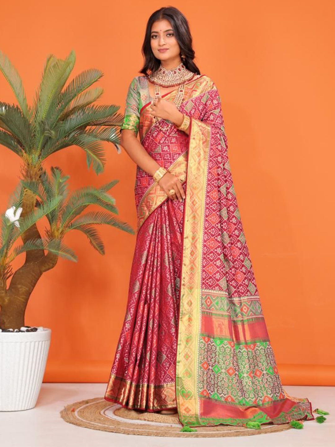 

AKSH FASHION Bandhani Zari Pure Silk Patola Saree, Red