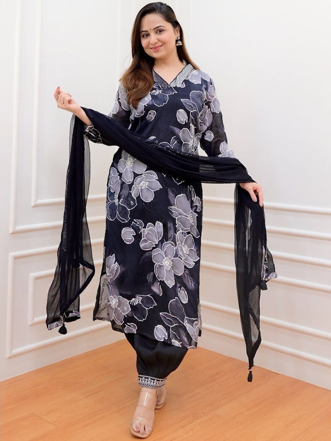 

Piludi Floral Printed V-Neck Straight Kurta With Trousers & Dupatta, Black