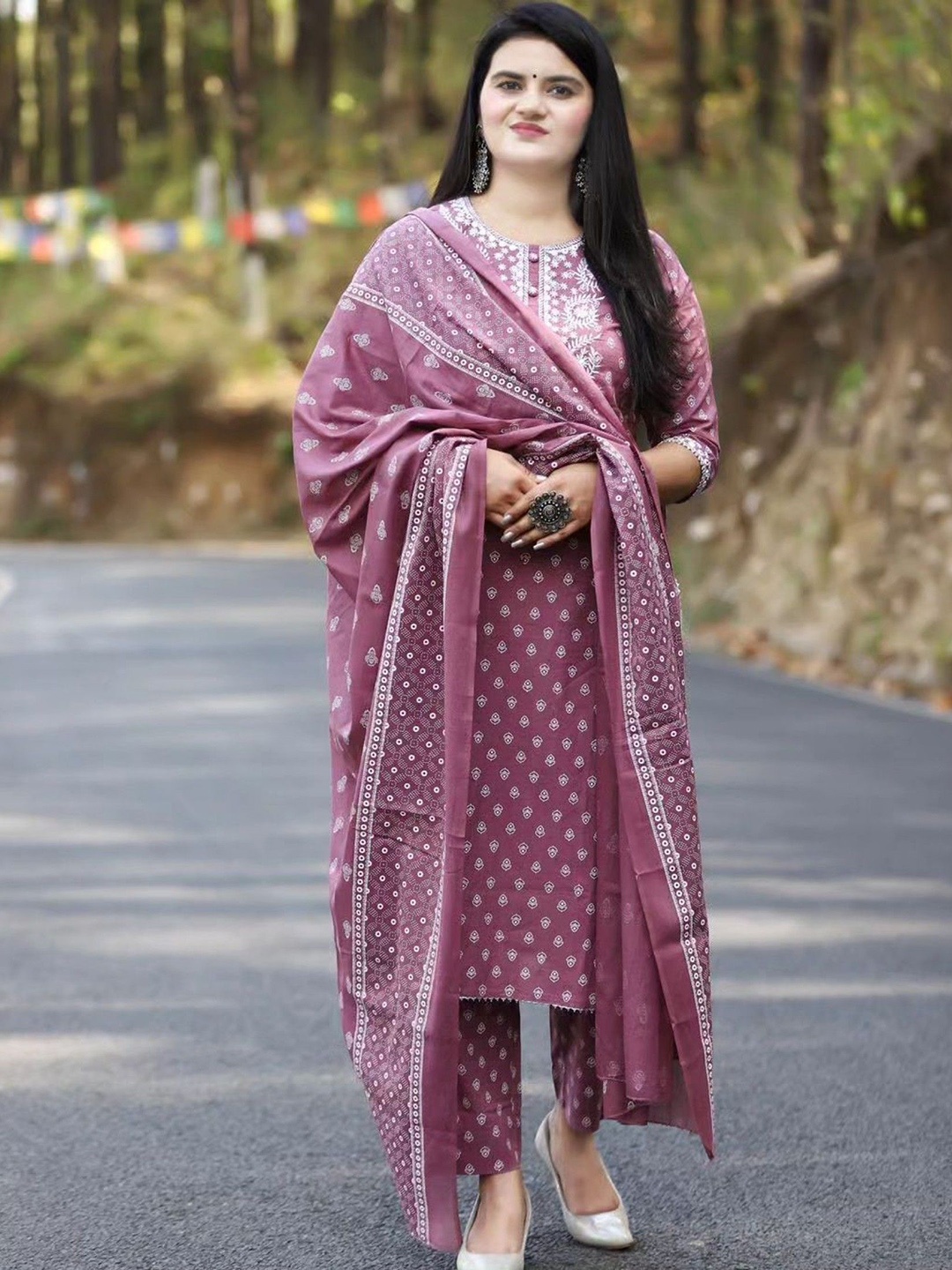 

BAESD Women Ethnic Motifs Thread Work Kurta with Trousers & With Dupatta, Pink