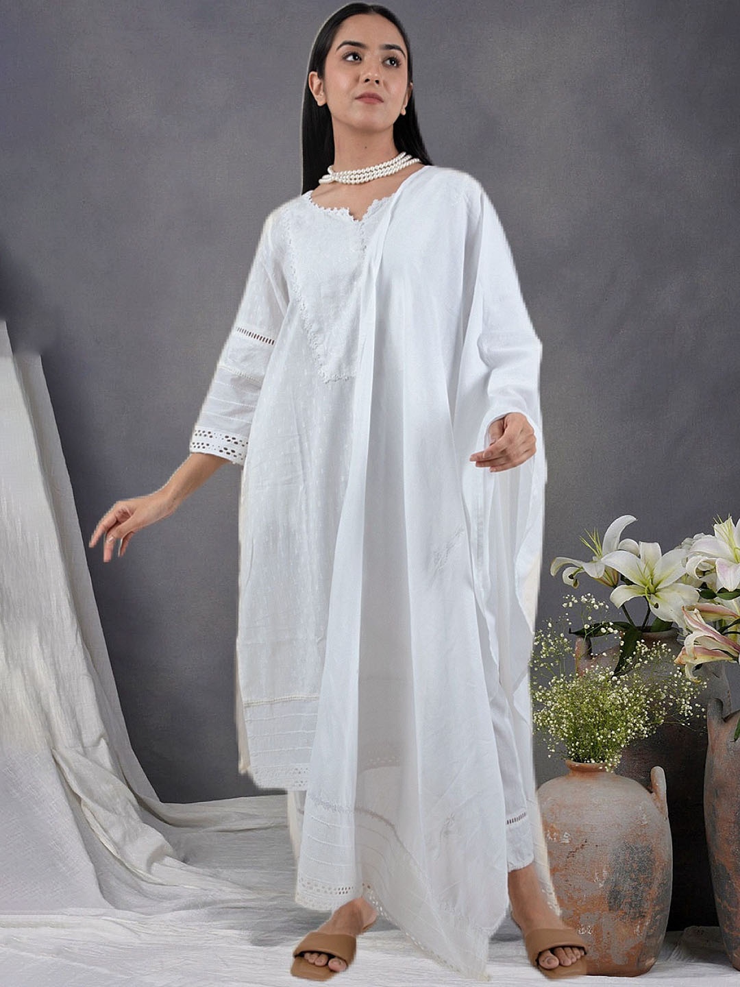 

zuri Women Floral Embroidered Regular Thread Work Pure Cotton Kurta with Trousers & With Dupatta, White