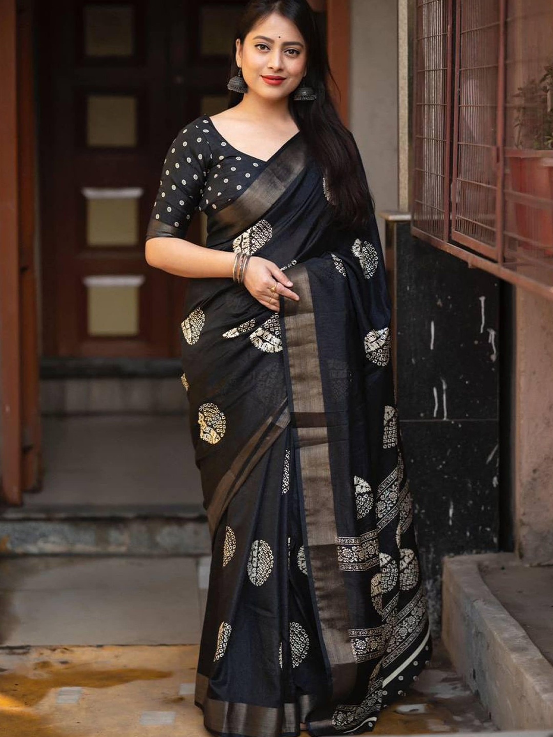 

Mitera Ethnic Motifs Zari Art Silk Banarasi Saree, Black