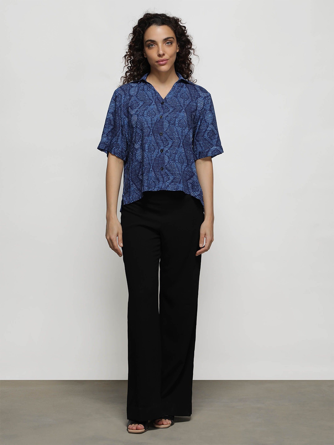 

IDK Print Roll-Up Sleeves Shirt Style Crop Top, Navy blue