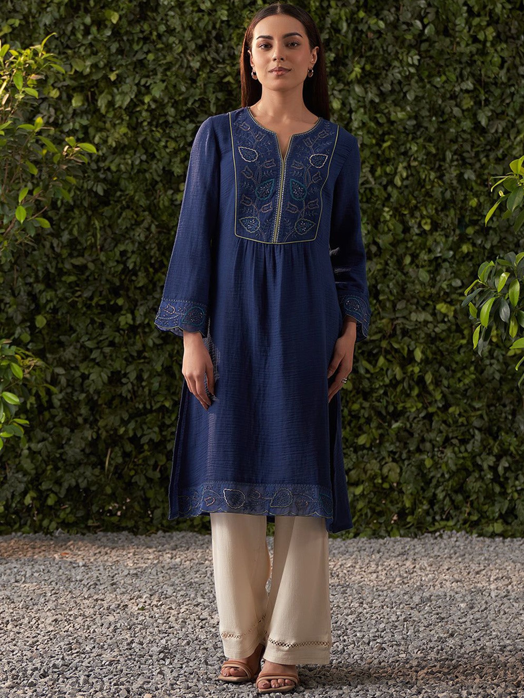 

Lakshita Women Paisley Embroidered Thread Work Handloom Kurta, Navy blue