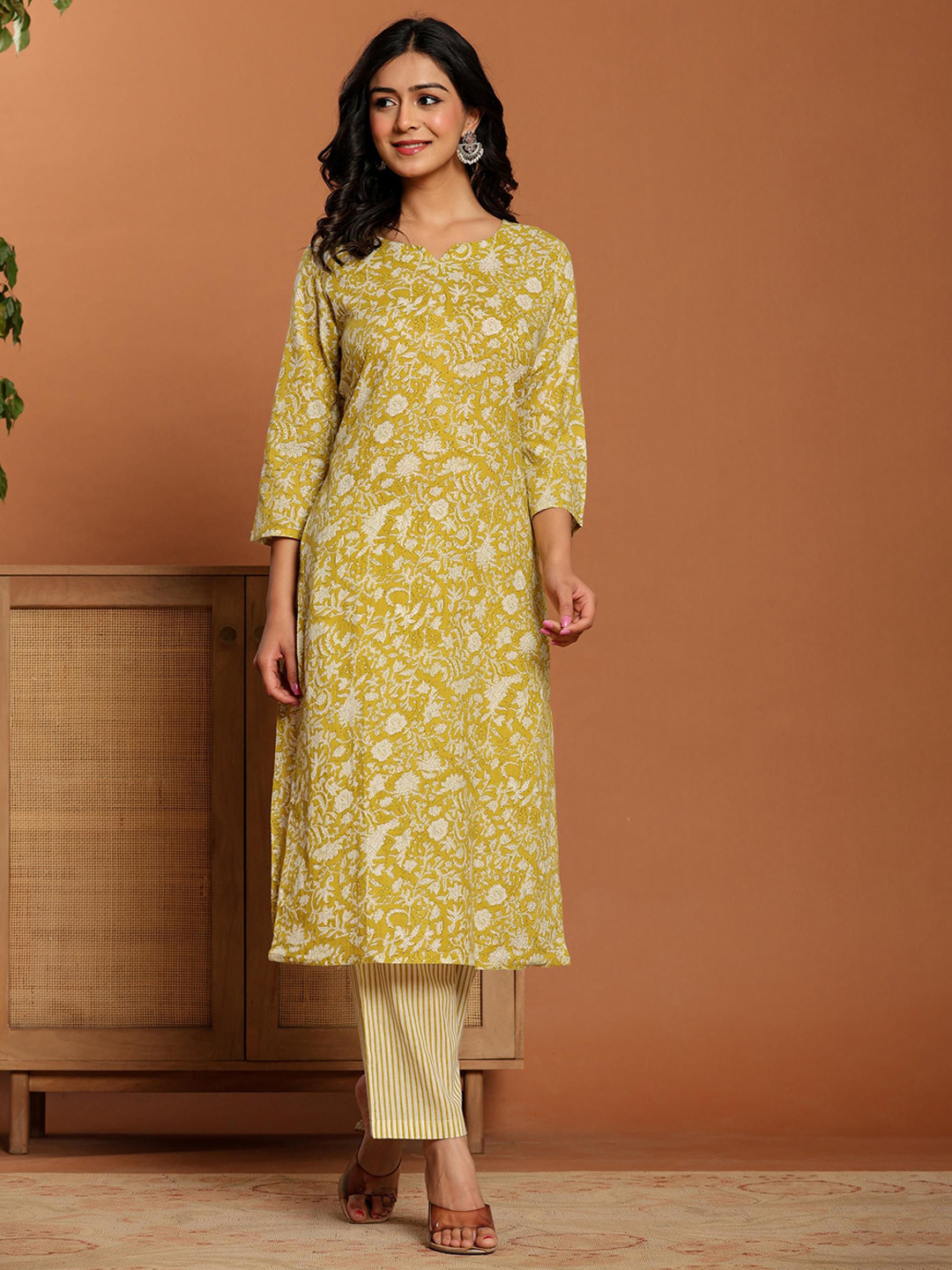

Ragavi Women Floral Printed Regular Pure Cotton Kurta with Trousers, Green