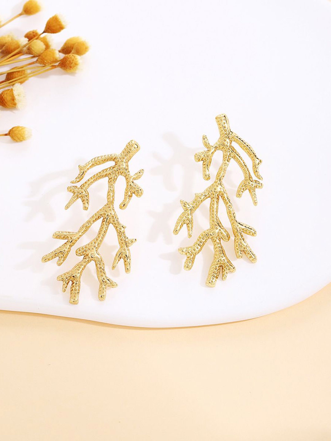 

DressBerry Leaf Shaped Studs Earrings, Gold