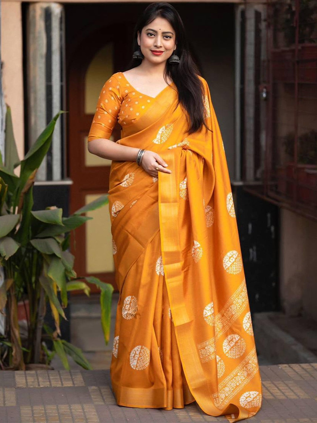 

Mitera Ethnic Motifs Zari Art Silk Banarasi Saree, Yellow