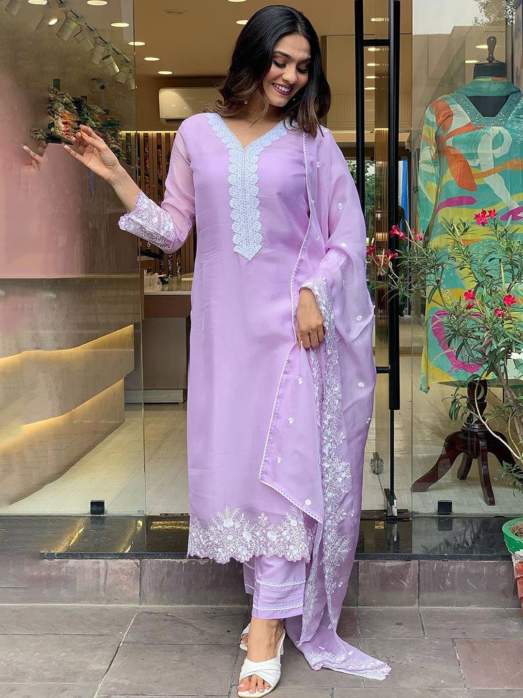

Ekta Textiles Women Paisley Embroidered Regular Thread Work Kurta with Pyjamas & With Dupatta, Lavender