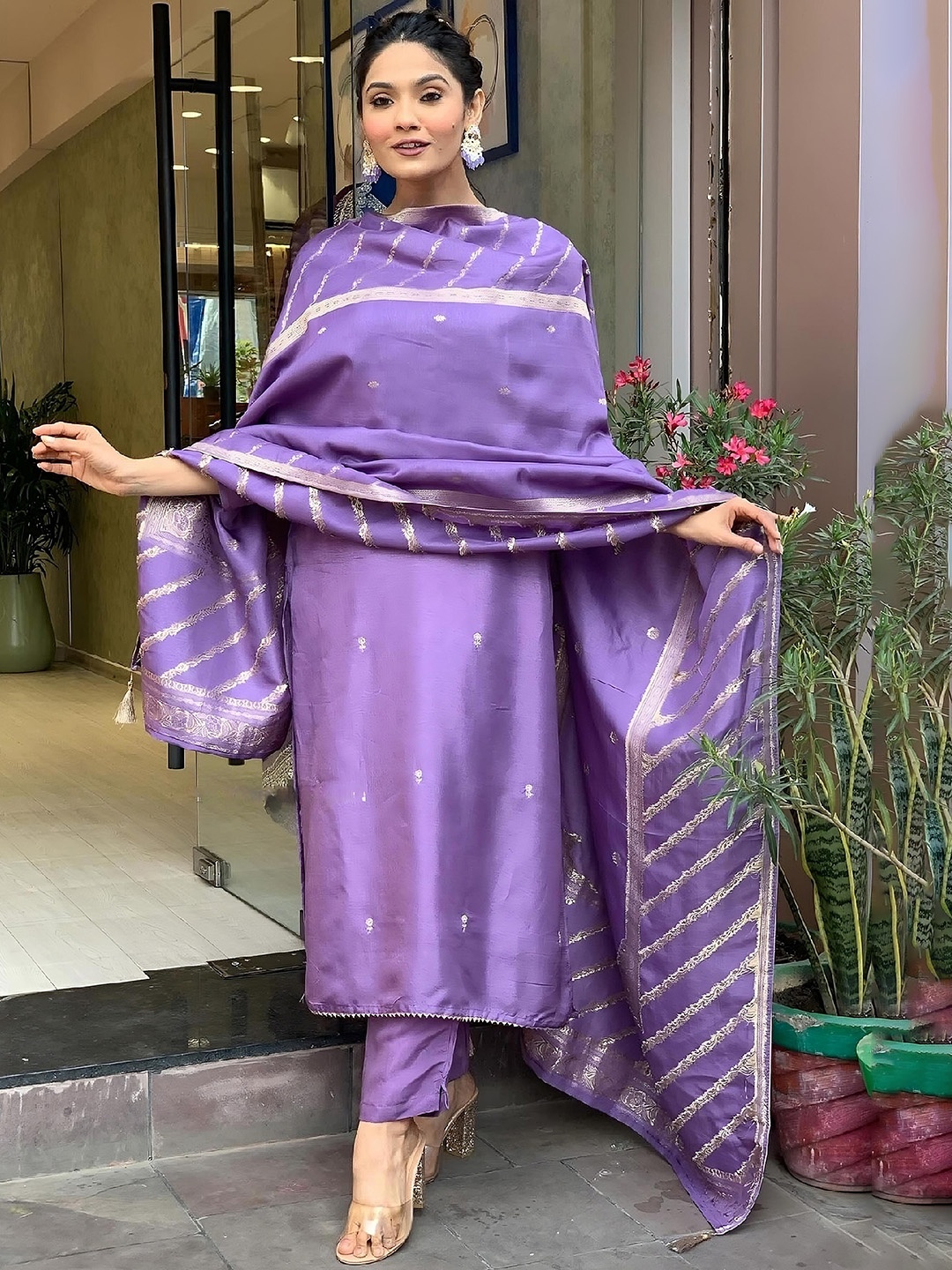 

Divyadham Textiles Women Paisley Embroidered Regular Thread Work Chanderi Silk Kurta with Pyjamas & With, Lavender